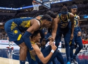 开云体育平台APP-步行者队小将备战接下来对马刺的比赛