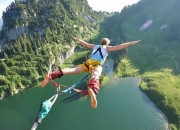 开云官网-东契奇关键节点连续得分，湖人鏖战魔术，巨星时刻与团队韧性的双重奏