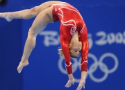 开云足球直播-赛道新纪元，梅赛德斯横扫雷诺车队，皮亚斯特里点燃赛场激情