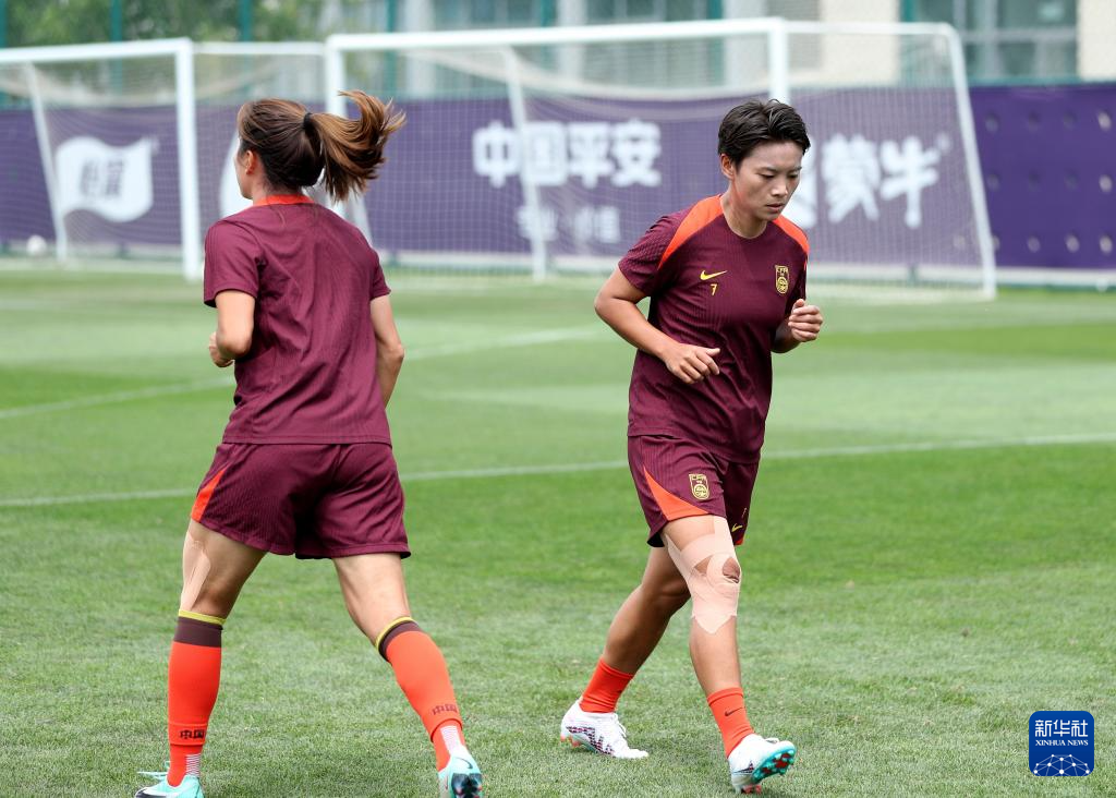 包含中国女足在场上的飒爽英姿赢得了观众喝彩的词条