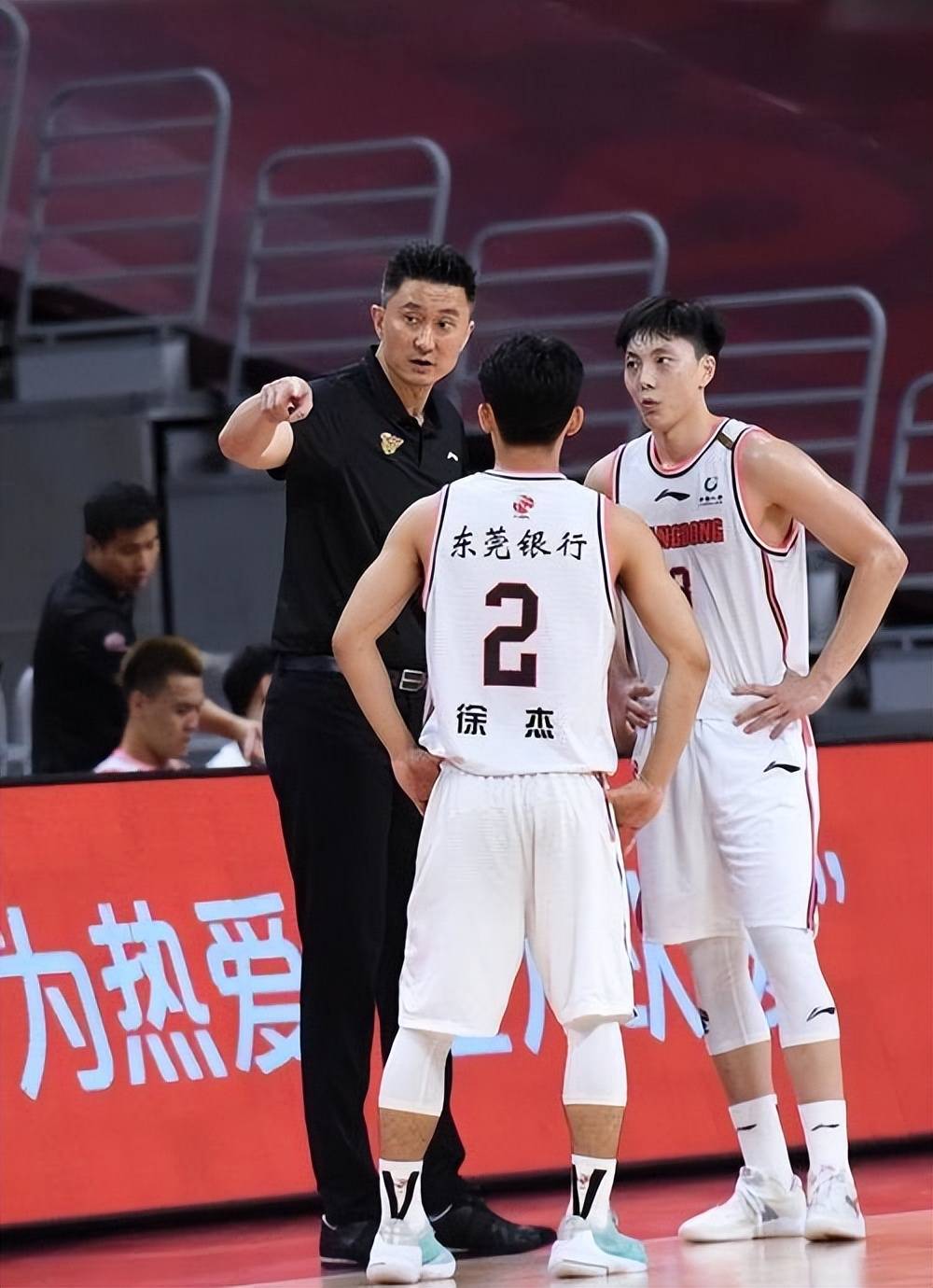 广东宏远队在比赛中展现出团队合作的无比默契的简单介绍