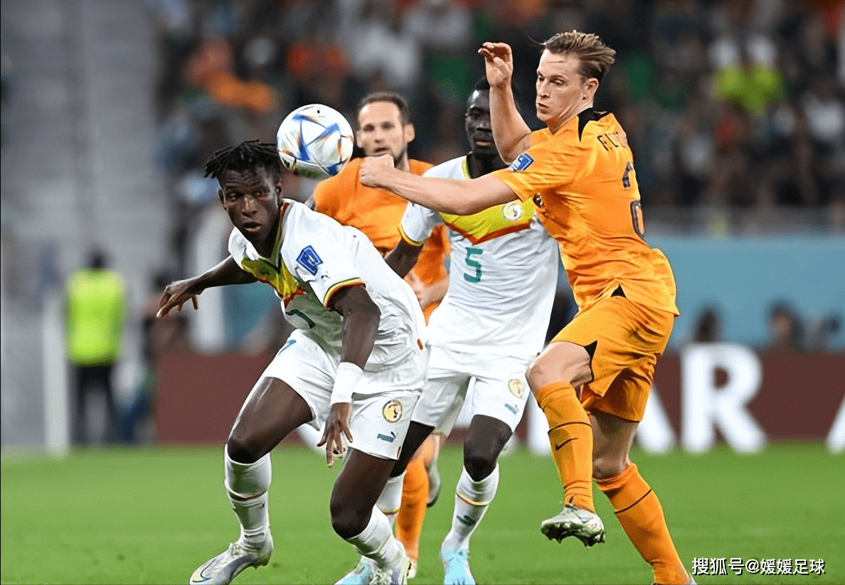 墨西哥足球明星荣膺国际大奖,成为焦点人物 墨西哥足球明星荣膺国际大奖,成为焦点人物