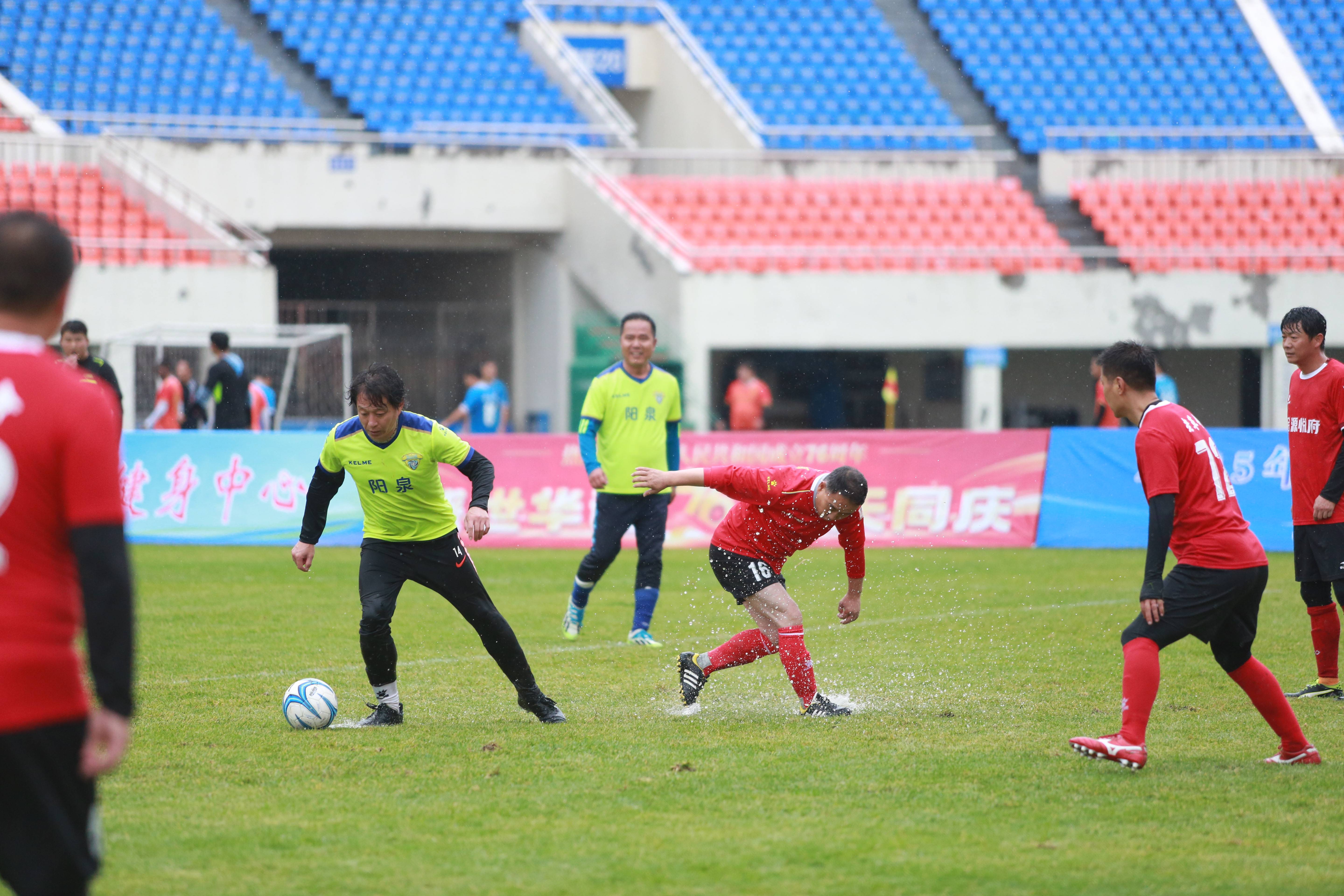 激烈的对抗赛在足球赛场上展开