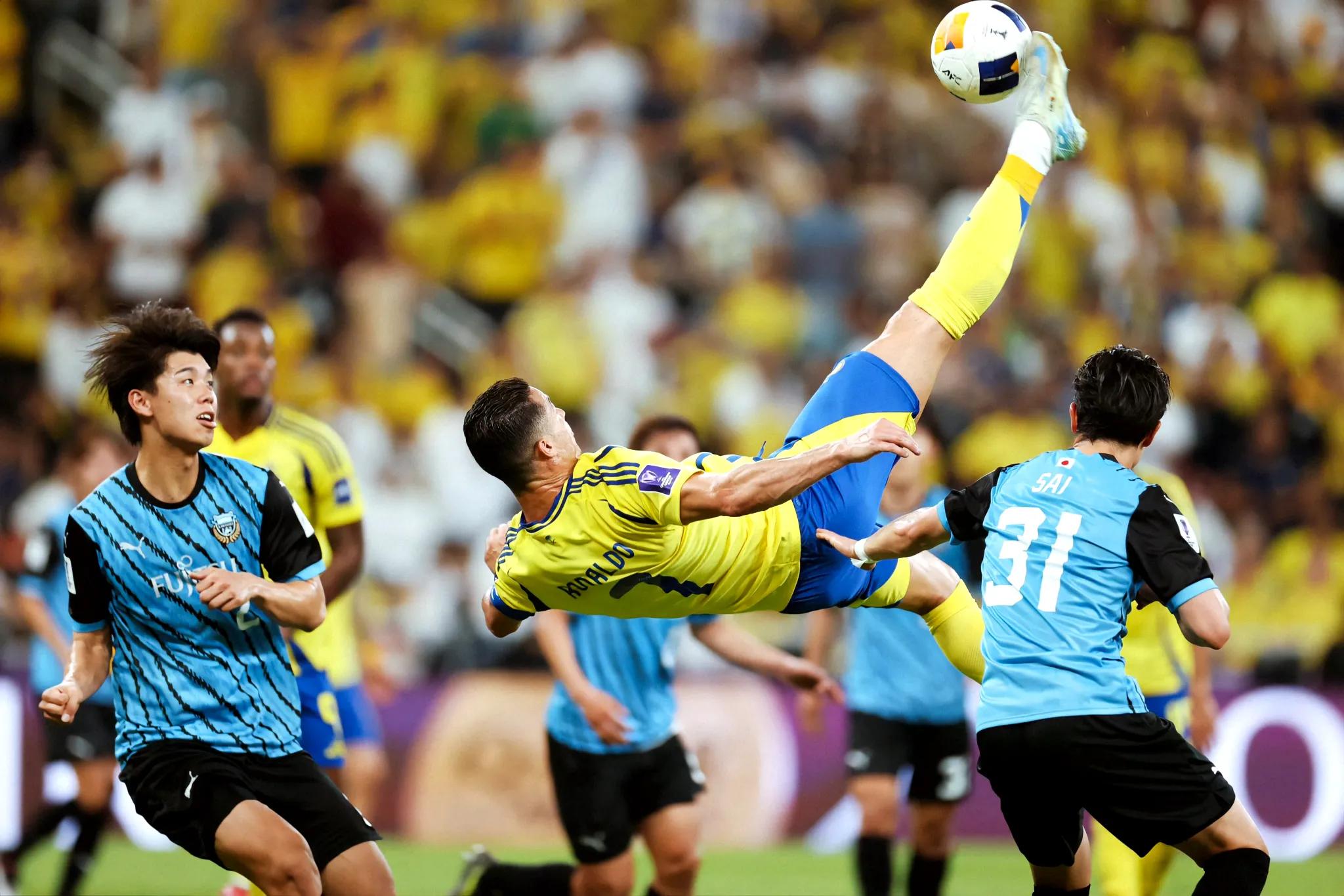 火爆足球赛场上球员拼尽全力争夺胜利