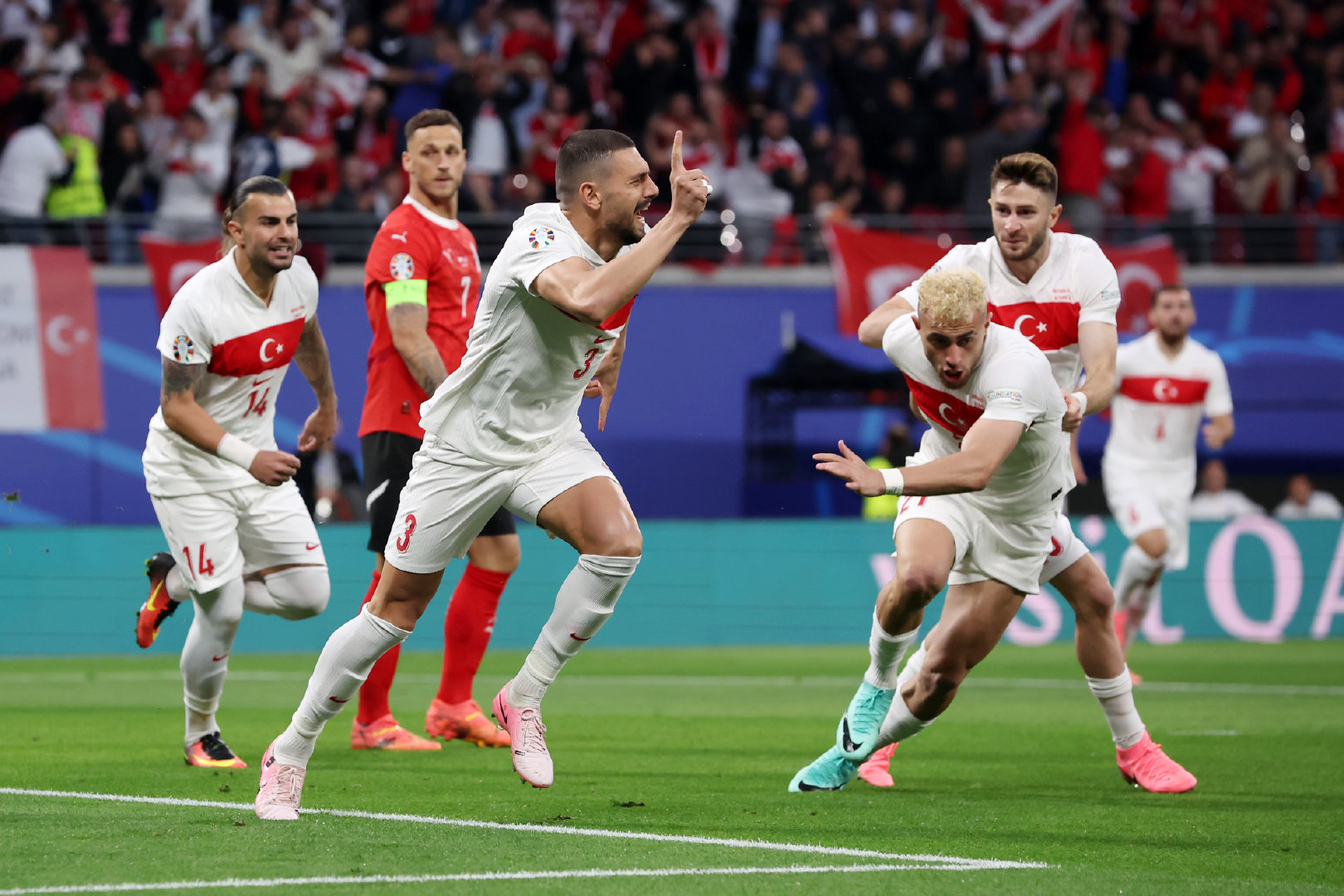 小国球队闯入欧州杯四强,成为黑马 小国球队闯入欧州杯四强,成为黑马