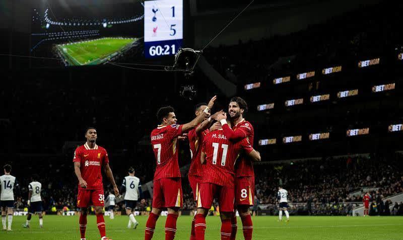 利物浦豪取大胜，领跑积分榜