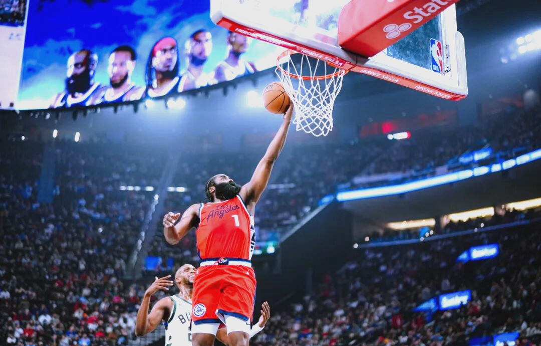 雄鹿与快船热身赛上演大对决