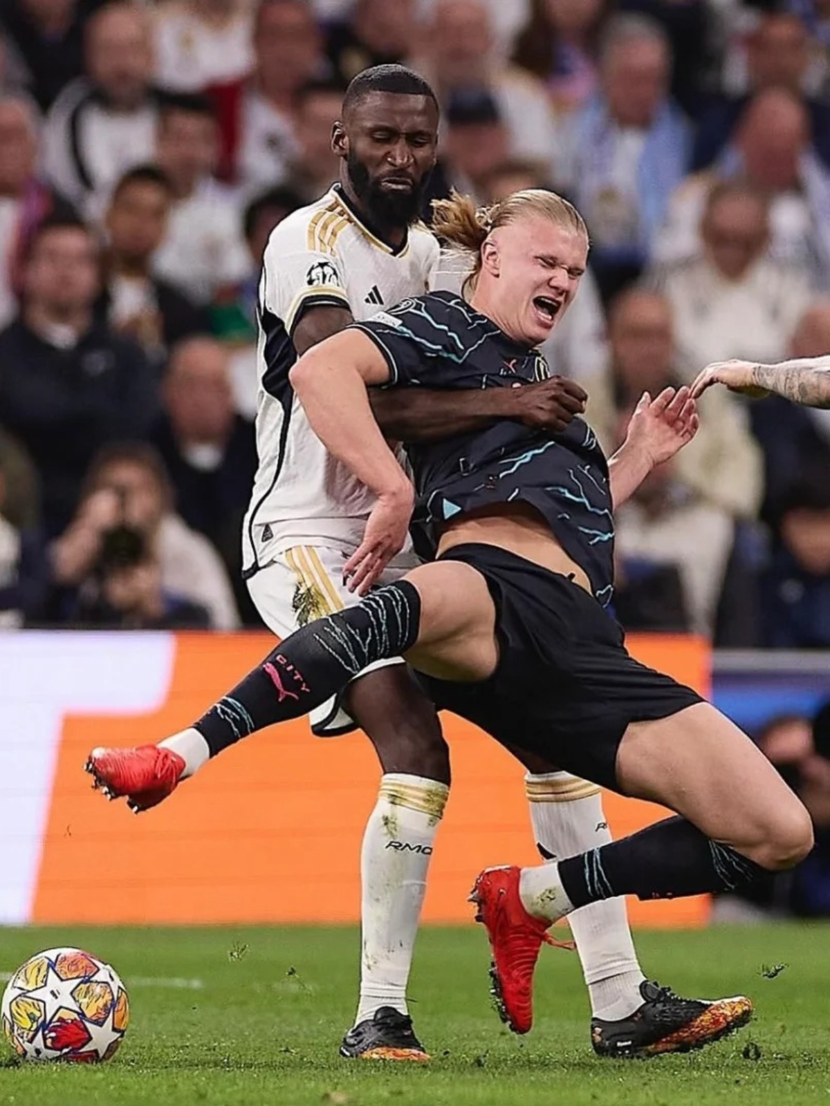 包含赛场上的较量激烈异常，球员尽展绝技的词条