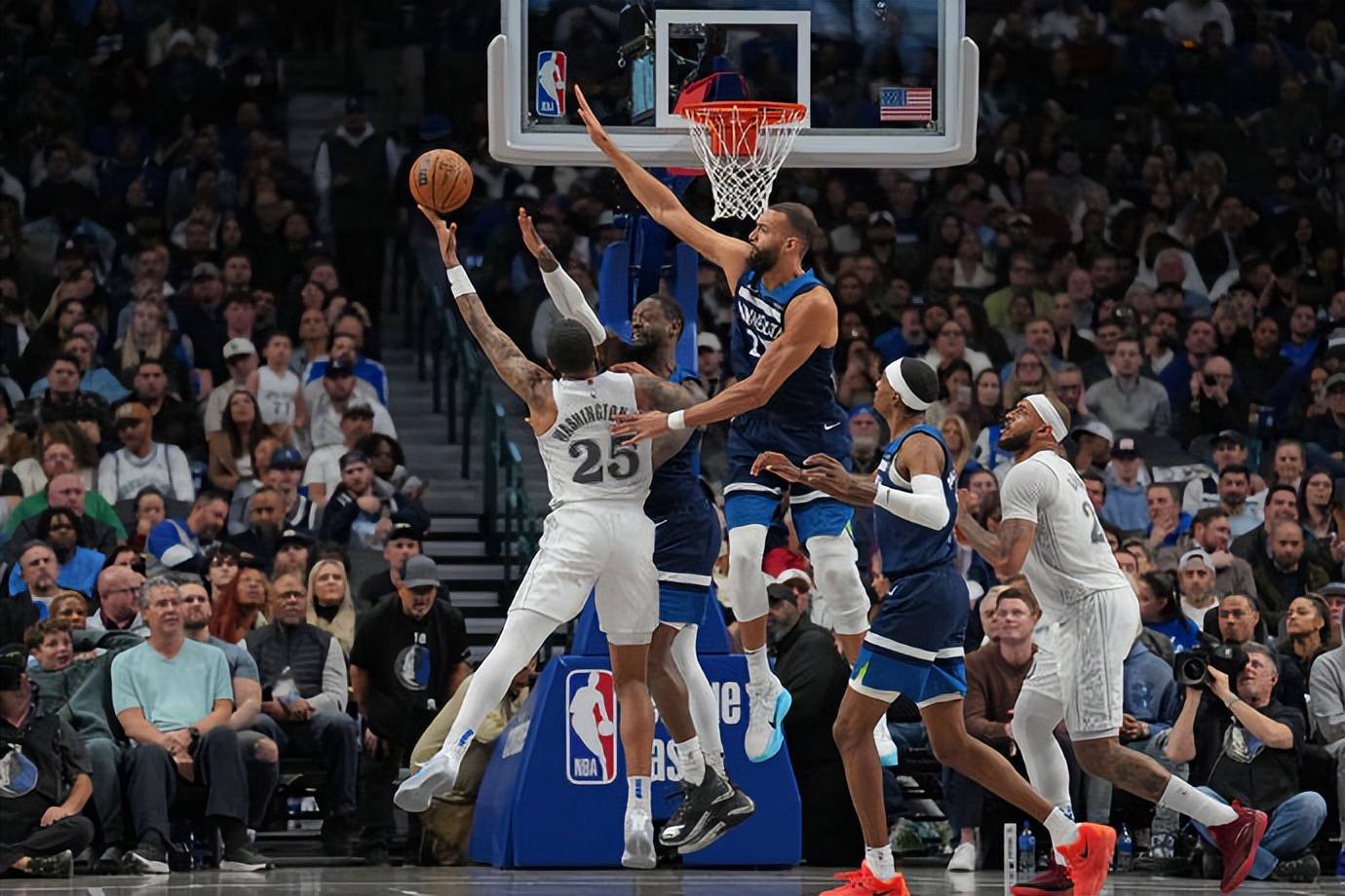 爵士鏖战广东队，欧文状态火热的简单介绍