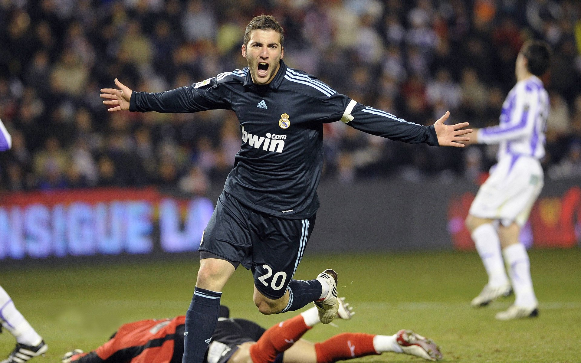 冰岛奇迹再现，连续得分压制比利时，苏亚雷斯成为关键先生